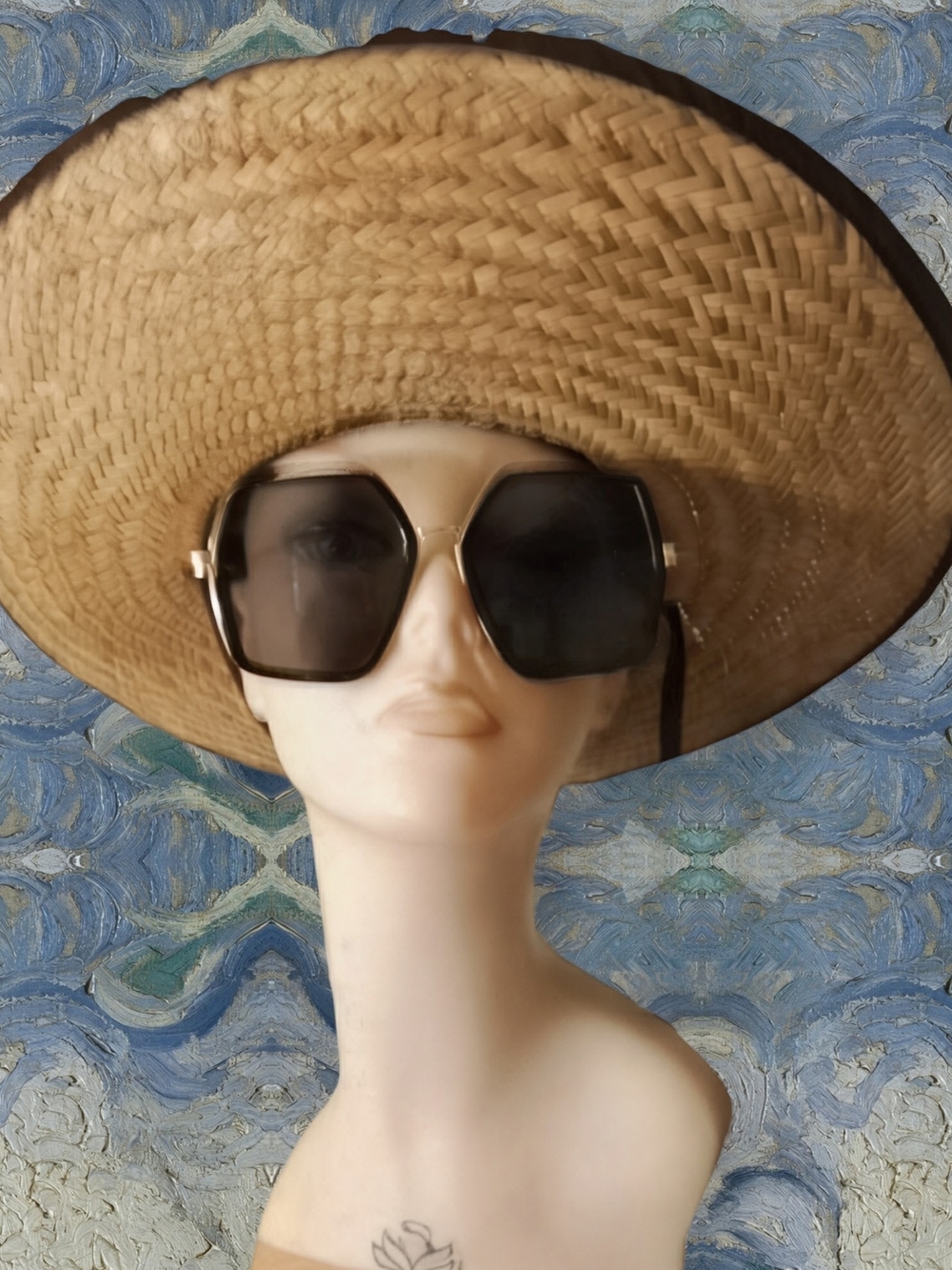 Hexagon/square black frame with gold-tone accent Sunglasses